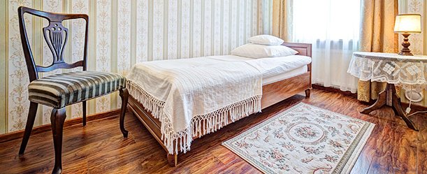 Zdjęcie przedstawiające elegancki pokój stylizowany na lata 20. i 30. XX wieku