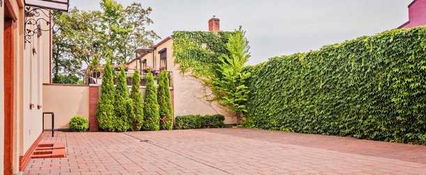 Plac parkingowy przed apartamentami